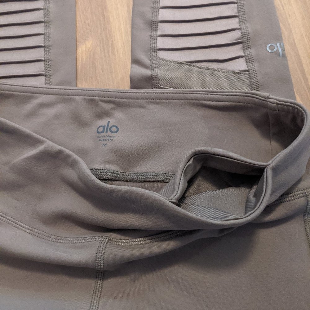 NWOT Alo Yoga Moto Leggings in Olive Branch Sz M - Picture 6 of 7